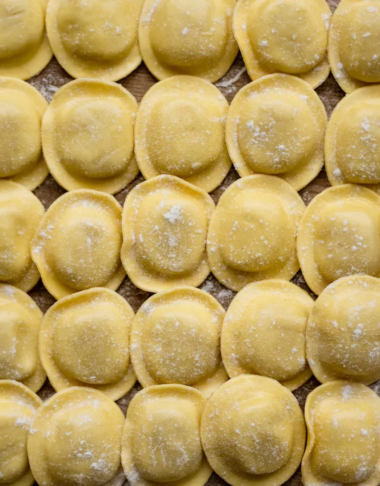 Ravioli hechos a mano, enharinados y listos para cocinar